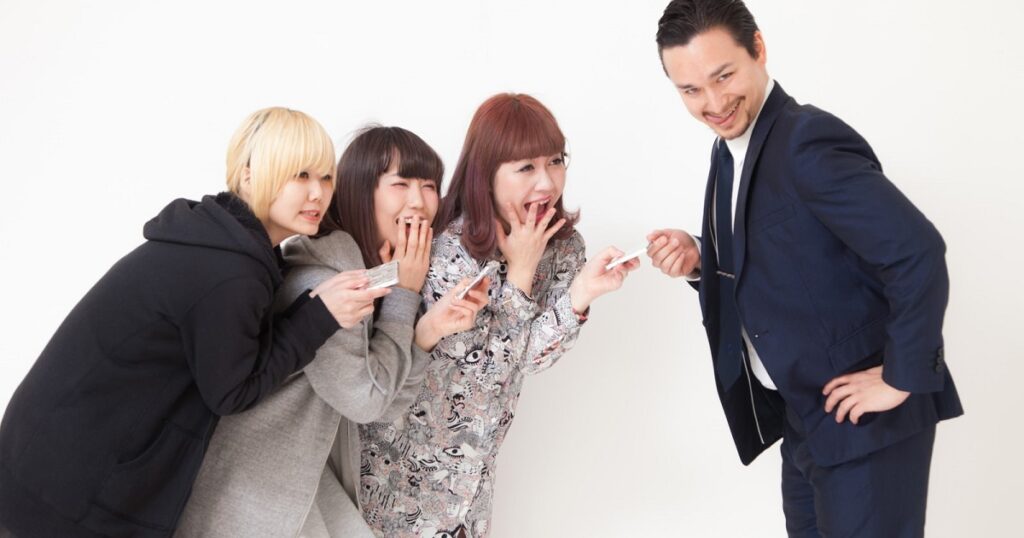 出待ちのファンから板チョコを受け取る人気アーティスト_1200_630