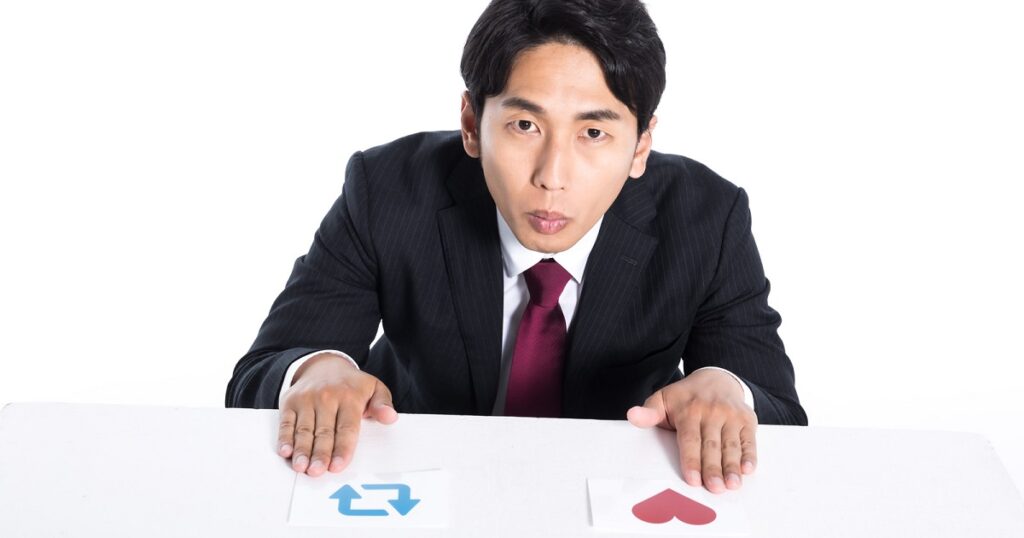 二枚のカードで迷う会社員_1200_630