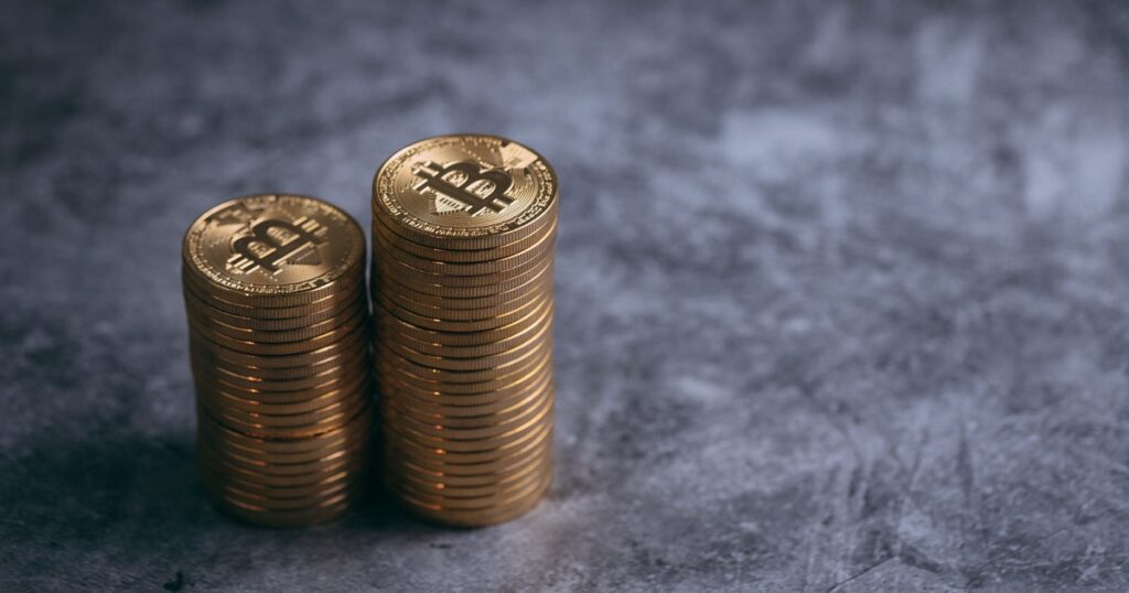 積み上げた金貨(ビットコイン)_1200_630