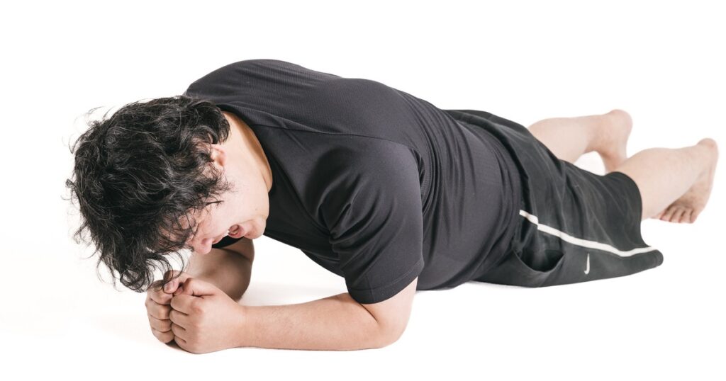 プランクの姿勢を続けるのがつらい男性_1200_630