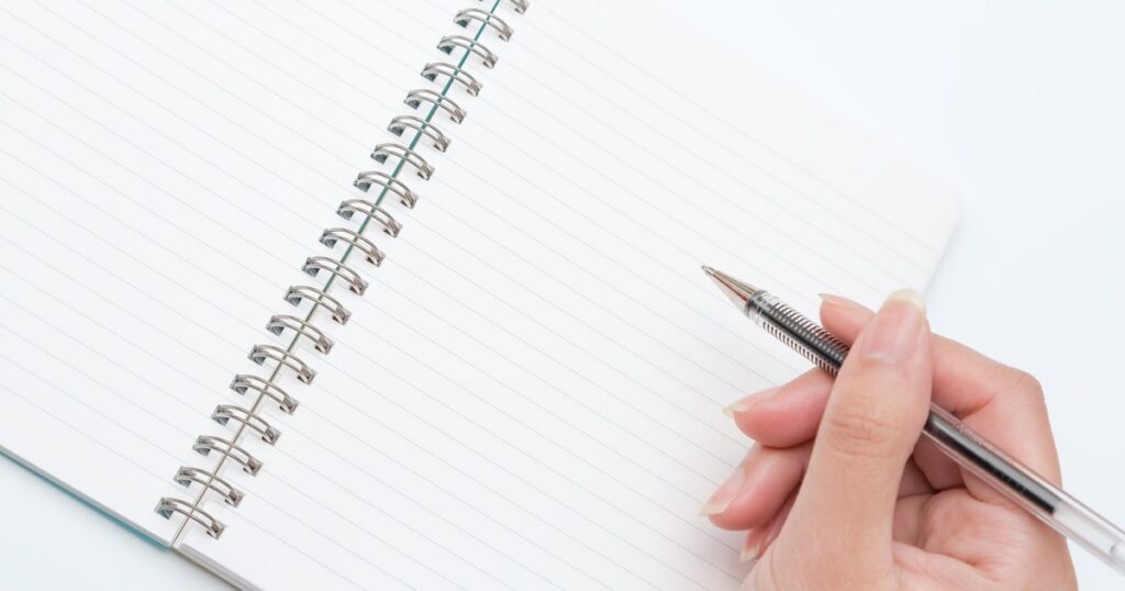 ペンを持つ手とノート_1200_630